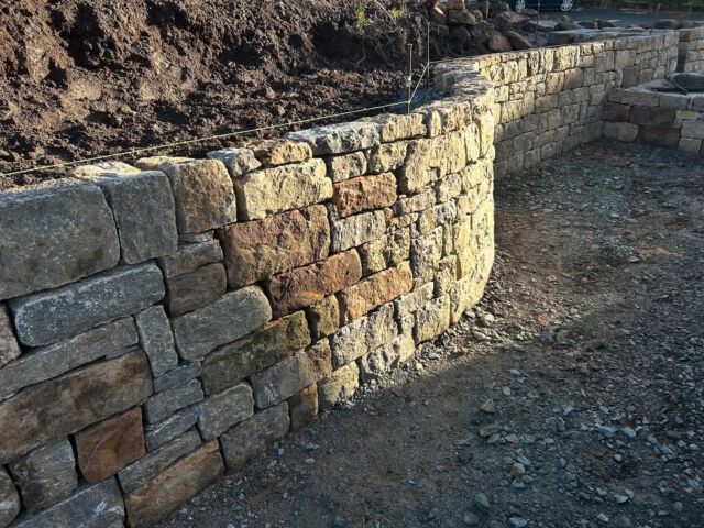Aktuell entsteht hier eine Trockensteinmauer aus Muschelkalk und Sandstein in mühsamer Handarbeit. 

Diese Trockensteinmauer strukturiert den Garten nicht nur, sondern schafft auch einen wichtigen Lebensraum für Kleintiere und Pflanzen.

In Verbindung mit modernen Materialien auch immer ein Hingucker 🤩✌️

#garten #gärten #gartengestaltung #gartengestalter #natursteinmauer #naturstein #trockensteinmauer #naturnahegartengestaltung  #drystonewall #handwerker #drystonewalling #gartenumgestaltung #gartenundlandschaftsbau #gartenliebe #gartenideen #neubauprojekt #baustellenromantik #gartenidee #garteninspirationen #lebensraumgarten #gießen #langgöns #butzbach
