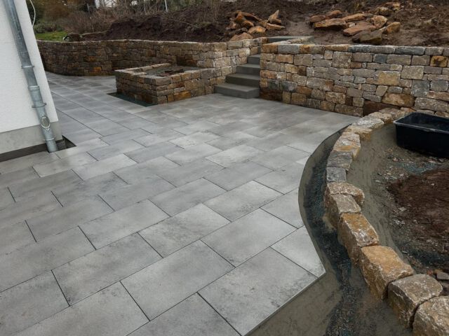 Das Wetter im Januar war nicht ganz so einfach, umso stolzer ist man das ein weiteres Etappenziel erreicht ist. 🤩 

#gartengestaltung #gartengestalten #gartengestalter #außenanlage #gartenlandschaftsbau #neueterrasse #sitzplatzimgarten #pflasterarbeiten #trockenmauer #trockenmauern #natursteinmauer #drystonewall #drystonewalling #natursteinimgarten #neuanlage #gartenneugestaltung #baustellenupdate #terrassengestaltung #gießen #langgöns #butzbach